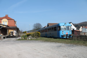 Der Esslinger Triebwagen VT408 verlässt am 09.04.2015 als "Wipperliese" den Haltepunkt  Friesdorf in Richtung Wippra.