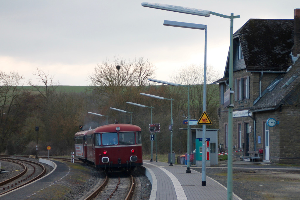 798 818, 998 250 und 998 880 am Bahnsteig in Niederzeuzheim, aufgenommen am 13.03.2016.