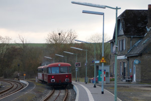 798 818, 998 250 und 998 880 am Bahnsteig in Niederzeuzheim, aufgenommen am 13.03.2016.