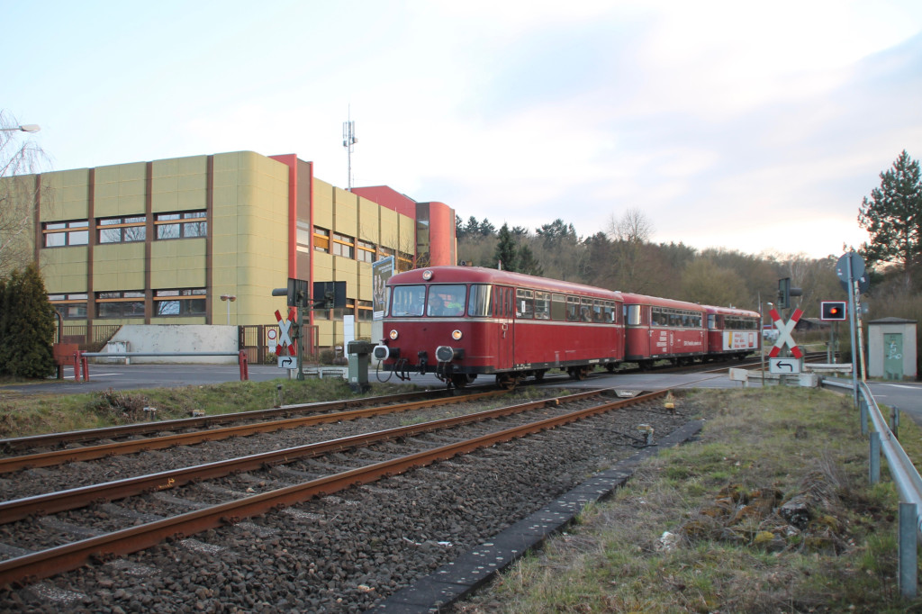 998 880, 998 250 und 798 818 am Telekommunikationsgebäude bei Staffel, aufgenommen am 13.03.2016.