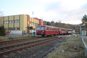 998 880, 998 250 und 798 818 am Telekommunikationsgebäude bei Staffel, aufgenommen am 13.03.2016.