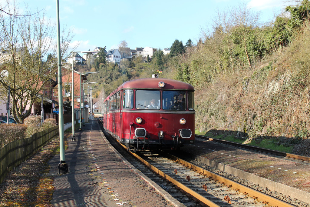 798 829 und 996 677 der OEF verlassen Runkel, aufgenommen am 28.02.2015.