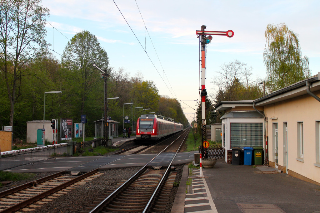 Ein ET 430 der S-Bahn Rhein-Main hielt am 17.04.2015 am Haltepunkt Eddersheim.