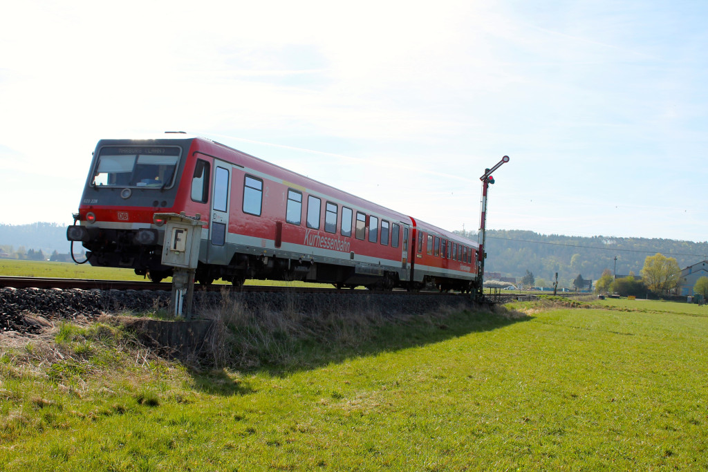 628 228 der Kurhessenbahn fuhr am 21.04.2015 auf der Burgwaldbahn in den Bahnhof Sarnau ein.
