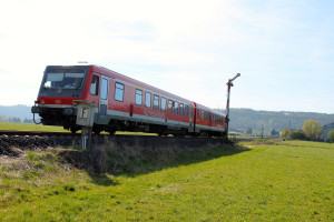 628 228 der Kurhessenbahn fuhr am 21.04.2015 auf der Burgwaldbahn in den Bahnhof Sarnau ein.