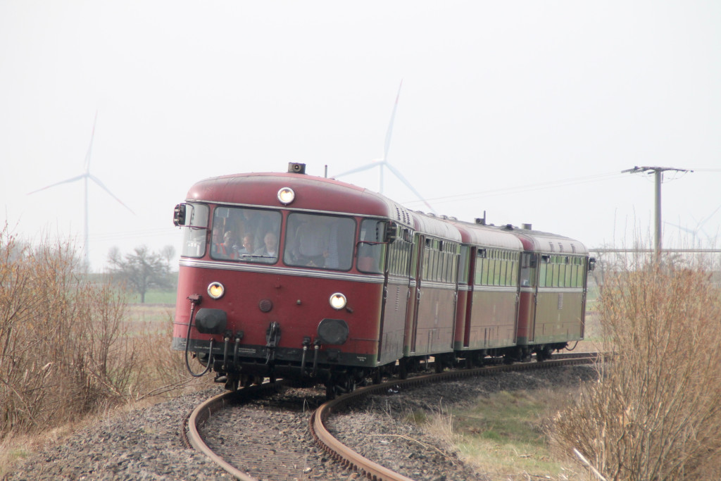 796 690, 996 299, 996 309, 796 802 in einer Kurve bei Argenthal auf der Hunsrückquerbahn, aufgenommen am 02.04.2016.