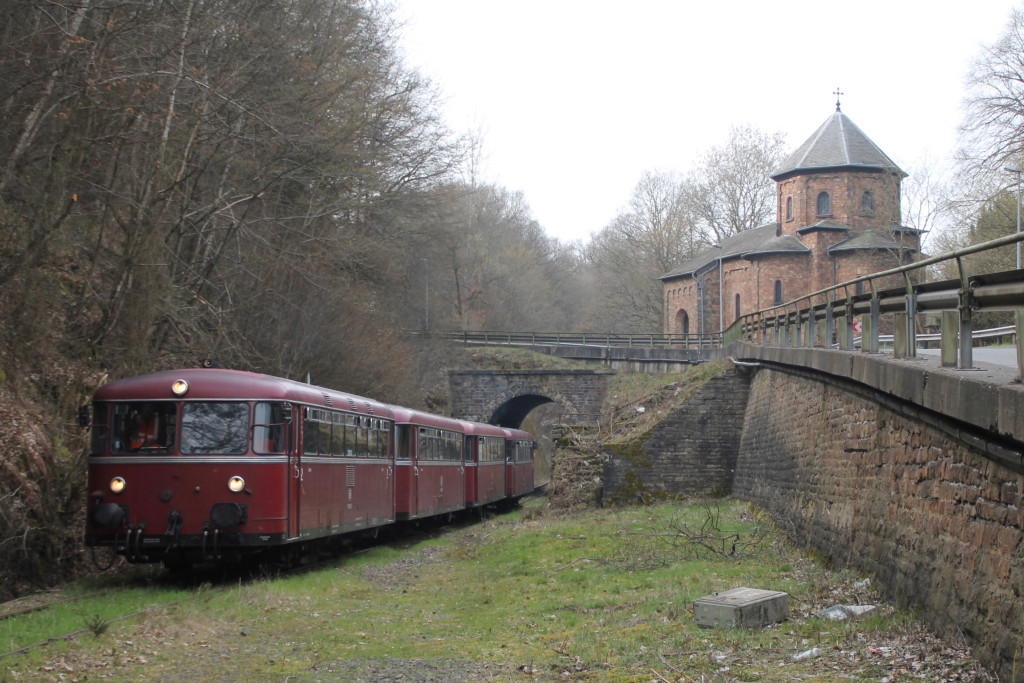 796 690, 996 299, 996 309, 796 802 am Haltepunkt Rheinböllen auf der Hunsrückquerbahn, aufgenommen am 02.04.2016.