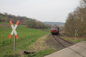 796 690, 996 299, 996 309, 796 802 an einem Bahnübergang bei Waldlaubersheim auf der Hunsrückquerbahn, aufgenommen am 02.04.2016.