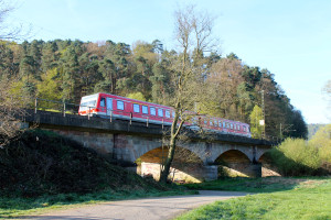 Ein 628 der Kurhessenbahn überquert am 21.04.2015 das Lahn-Viadukt vor Cölbe.