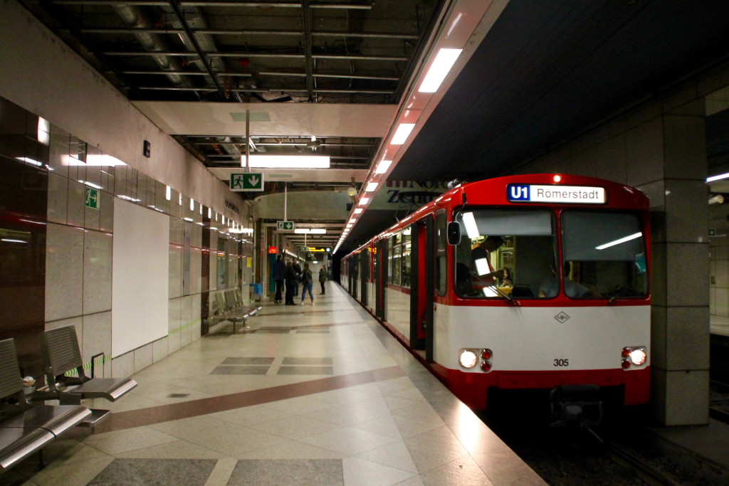 U2 Wagen der VGF an in der Station "Nordwest-Zentrum", aufgenommen am 03.04.2016.