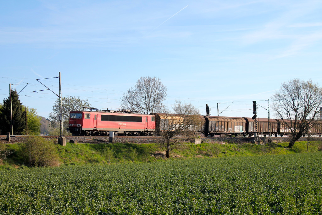 Eine 155 genießt mit ihrem Güterzug die Morgensonne am 21.04.2015 bei Cölbe auf der Main-Weser-Bahn.