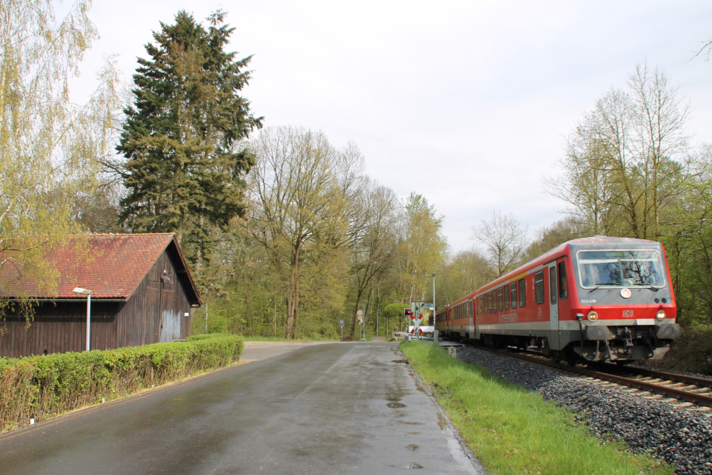 628 419 und 628 429 am Bahnübergang am Waldkrankenhaus in Köppern auf der Taunusbahn, aufgenommen am 23.04.2016.