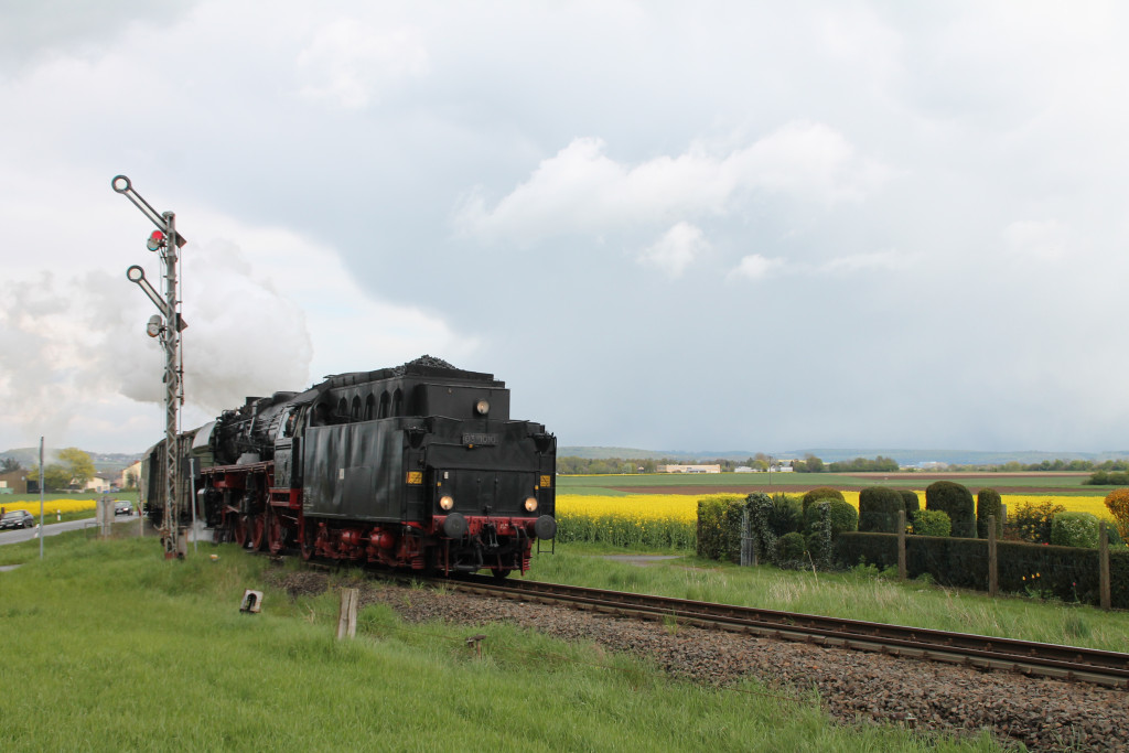03 1010 fährt in den Bahnhof Beienheim auf der Horlofftalbahn ein, aufgenommen am 24.04.2016.