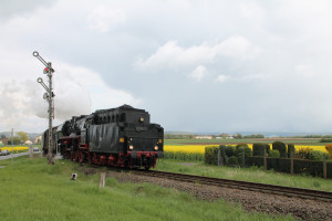 03 1010 fährt in den Bahnhof Beienheim auf der Horlofftalbahn ein, aufgenommen am 24.04.2016.