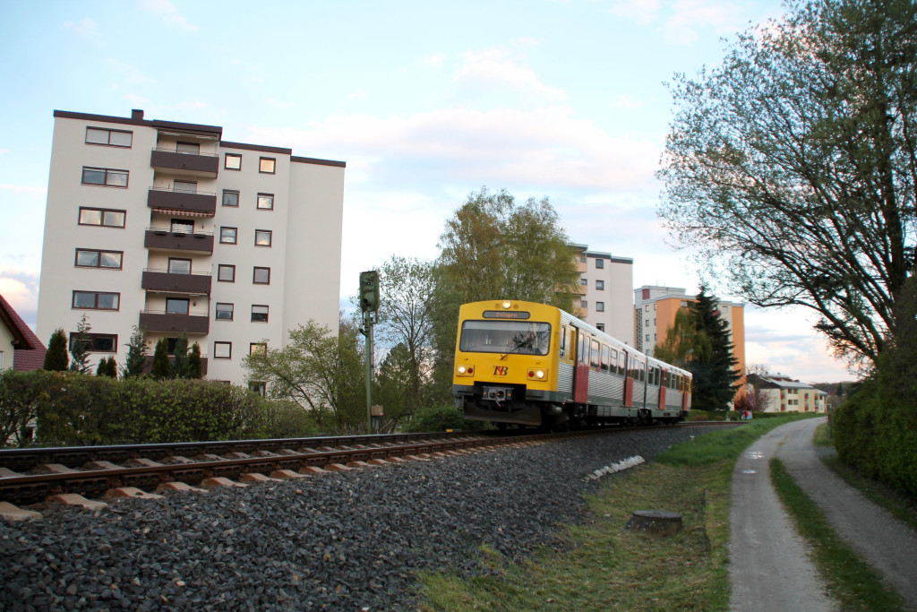 Ein VT2E der HLB bei Köppern auf der Taunusbahn, Ziel der Fahrt ist Usingen, aufgenommen am 23.04.2016.