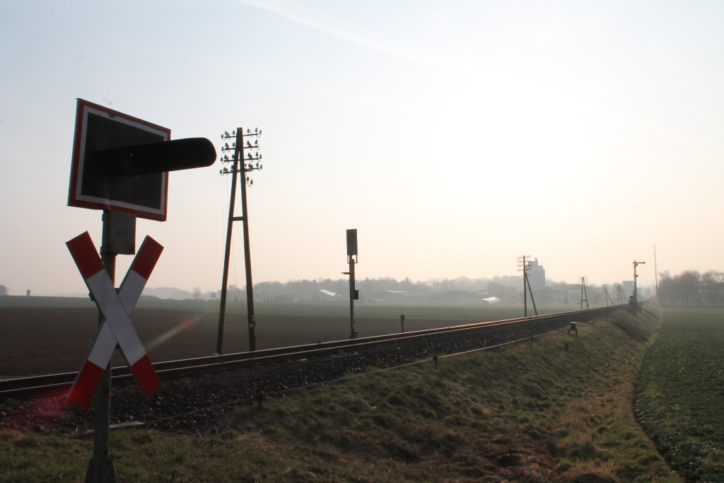 In der Morgensonne steht das Einfahrsignal von Hungen auf der Lahn-Kinzig-Bahn am 19.03.2015.