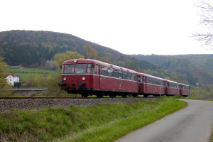 796 802, 996 309, 996 299 und 796 690 an einer Brücke bei Schmittlotheim auf der Burgwaldbahn, aufgenommen am 30.04.2016.