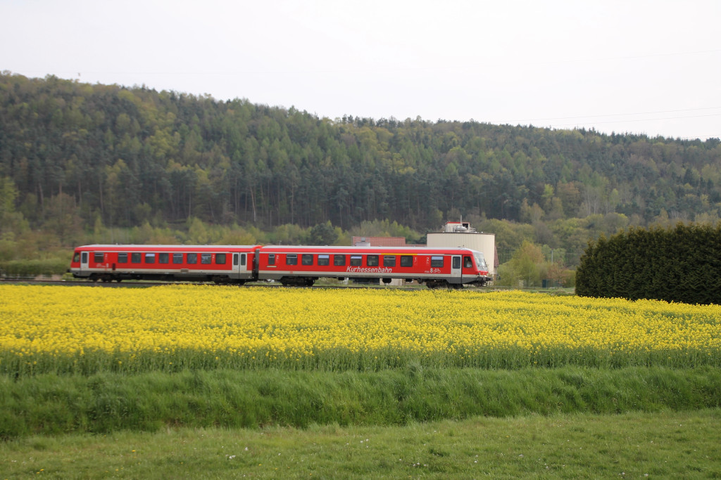628 419 an einem Rapsfeld bei Sarnau auf der oberen Lahntalbahn, aufgenommen am 30.04.2016.