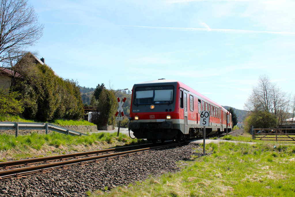 628 335 als Regionalbahn nach Erndtebrück überquert am 21.04.2015 einen unbeschrankten Bahnübergang hinter Biedenkopf, auf der oberen Lahntalbahn.