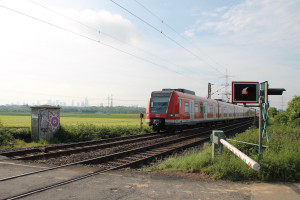 423 431 am Bahnübergang bei Weißkirchen auf der Homburger Bahn, aufgenommen am 21.05.2016.