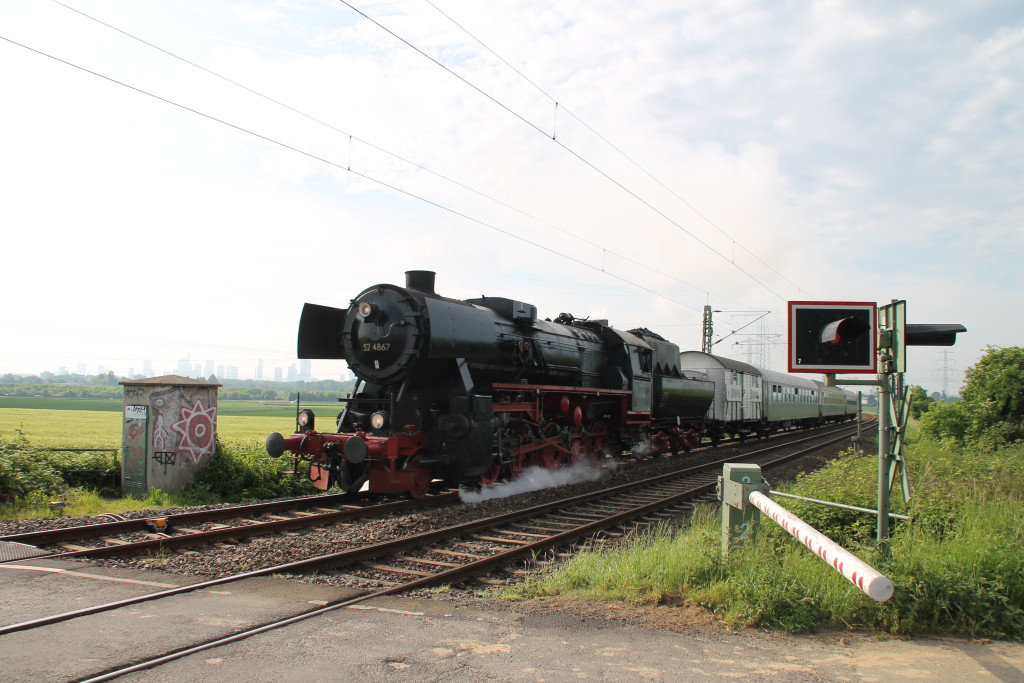52 4867 am Bahnübergang bei Weißkirchen auf der Homburger Bahn, aufgenommen am 21.05.2016.