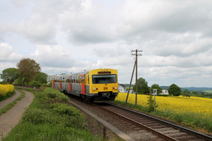 Ein VT2E der HLB bei Hundstadt auf der Taunusbahn, aufgenommen am 21.05.2016.