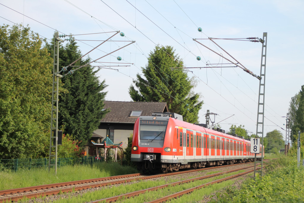 423 883 bei Weißkirchen-Steinbach auf der Homburger Bahn, aufgenommen am 21.05.2016.