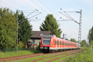 423 883 bei Weißkirchen-Steinbach auf der Homburger Bahn, aufgenommen am 21.05.2016.