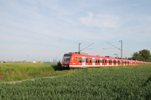 Ein 423 bei Weißkirchen-Steinbach auf der Homburger Bahn, aufgenommen am 21.05.2016.
