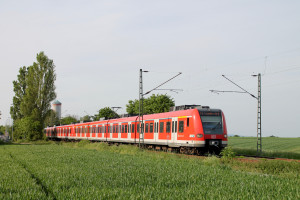 423 329 verlässt Weißkirchen-Steinbach auf der Homburger Bahn, aufgenommen am 21.05.2016.