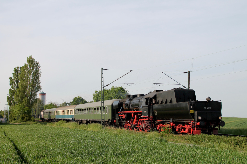 52 4867 verlässt Weißkirchen-Steinbach auf der Homburger Bahn, aufgenommen am 21.05.2016.
