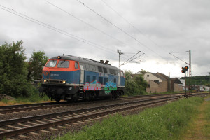 225 071 der NBE durchquert den Bahnhof Dutenhofen auf der Dillstrecke, aufgenommen am 23.05.2016.