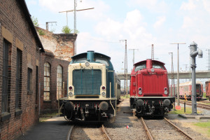 212 001 und 212 062 stehen zusammen im Bw Hanau, aufgenommen am 05.06.2016.
