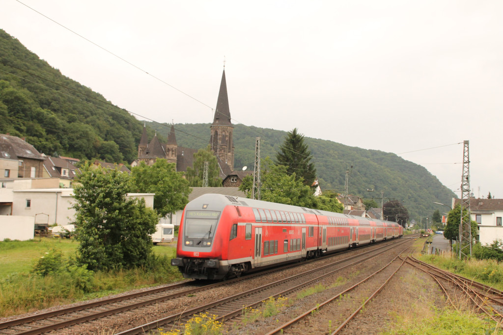 Eine Zug aus Doppelstockwagen durchquert Brohl auf der linken Rheinstrecke, aufgenommen am 19.06.2016.