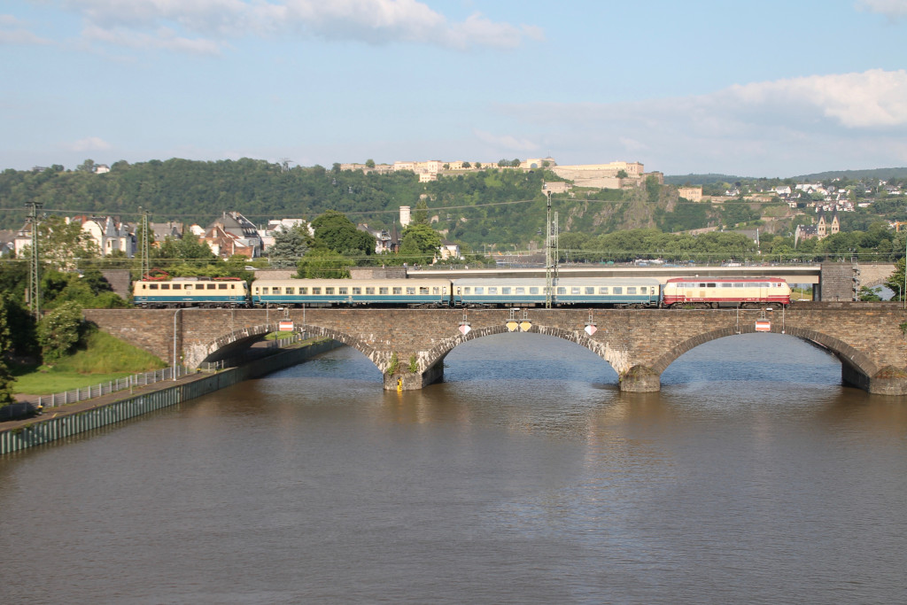 218 105 und 140 423 überqueren mit ihrem Sonderzug die Mosel in Koblenz auf der linken Rheinstrecke, aufgenommen am 19.06.2016.