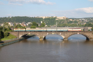 218 105 und 140 423 überqueren mit ihrem Sonderzug die Mosel in Koblenz auf der linken Rheinstrecke, aufgenommen am 19.06.2016.