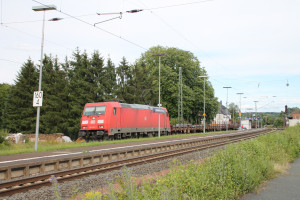185 381 jagt mit ihrem Güterzug durch den Bahnhof Dutenhofen auf der Dillstrecke, aufgenommen am 29.06.2016.