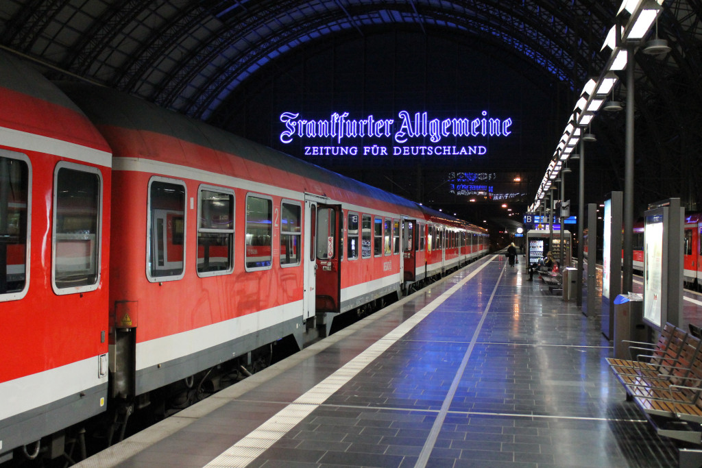 Eine Garnitur aus n-Wagen wartet im Hauptbahnhof Frankfurt (M) am Abend des 29.04.2015 auf Ausfahrt in Richtung Wächtersbach.