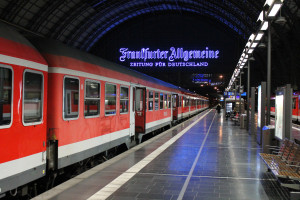 Eine Garnitur aus n-Wagen wartet im Hauptbahnhof Frankfurt (M) am Abend des 29.04.2015 auf Ausfahrt in Richtung Wächtersbach.