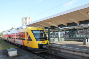 648 403 der HLB wartet im Bahnhof Bad Homburg auf die Abfahrt nach Usingen, aufgenommen am 26.06.2016.