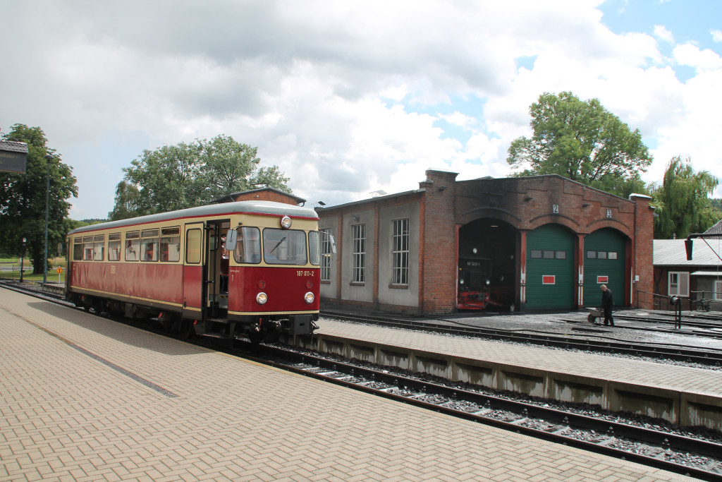 187 011 hält im Bahnhof Gernrode neben dem Lokschuppen auf der Selketalbahn, aufgenommen am 03.07.2016.