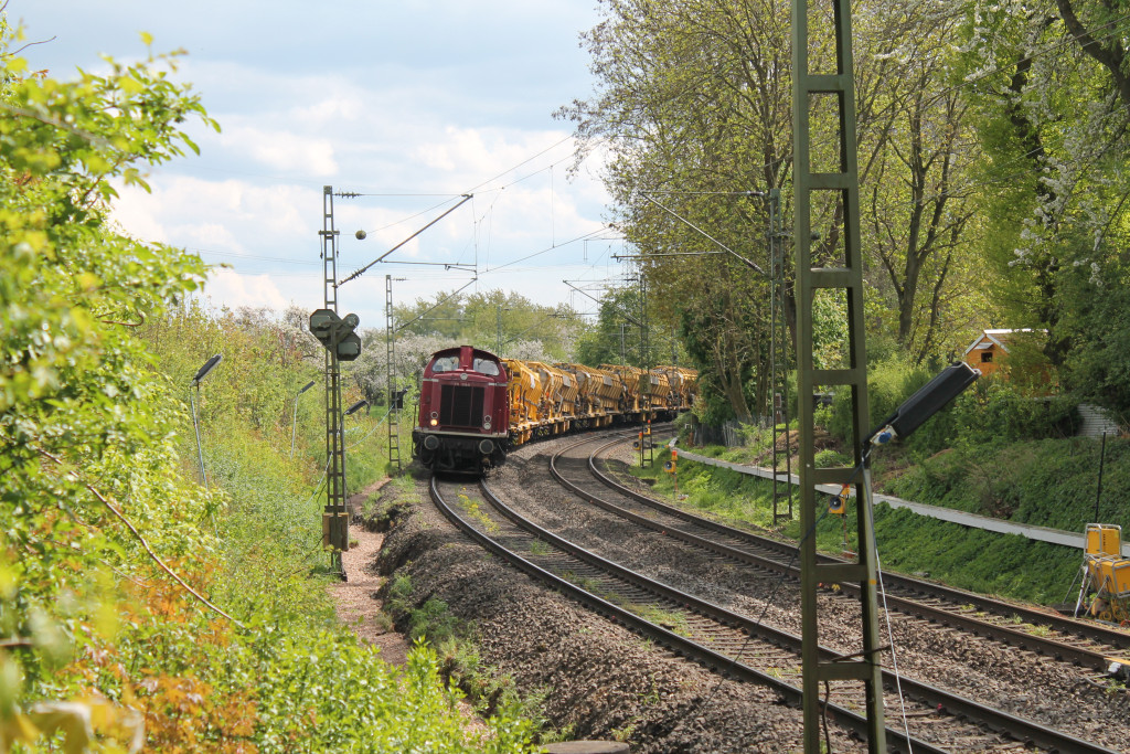 211 019 der ELV zieht am 30.04.2015 zwischen Hanau und Friedberg im Bahnhof Assenheim einen Schotterreinigungszug.
