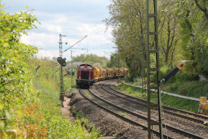 211 019 der ELV zieht am 30.04.2015 zwischen Hanau und Friedberg im Bahnhof Assenheim einen Schotterreinigungszug.