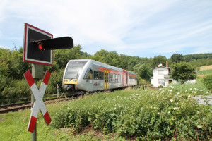 Ein GTW der HLB an einem Bahnwärterhaus bei Effolderbach auf der Lahn-Kinzig-Bahn, aufgenommen am 10.07.2016.
