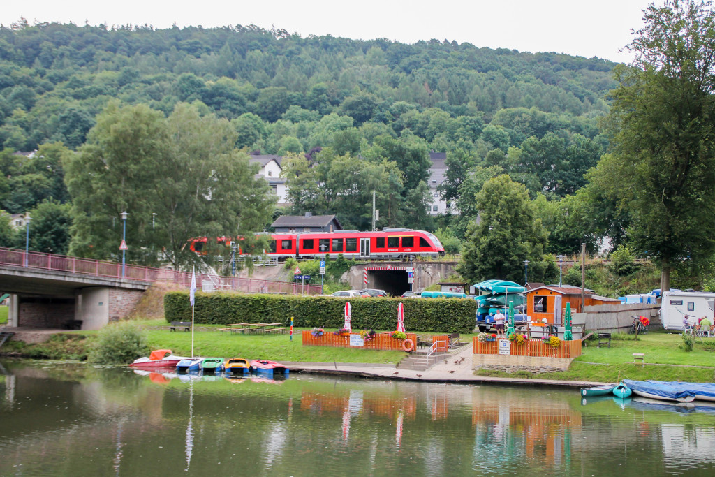 Ein LINT der DB in Obernhof auf der Lahntalbahn, aufgenommen am 17.07.2016.
