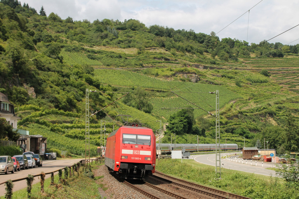 101 083 erreicht mit ihrem IC Oberwesel auf der linken Rheinstrecke, aufgenommen am 17.07.2016.