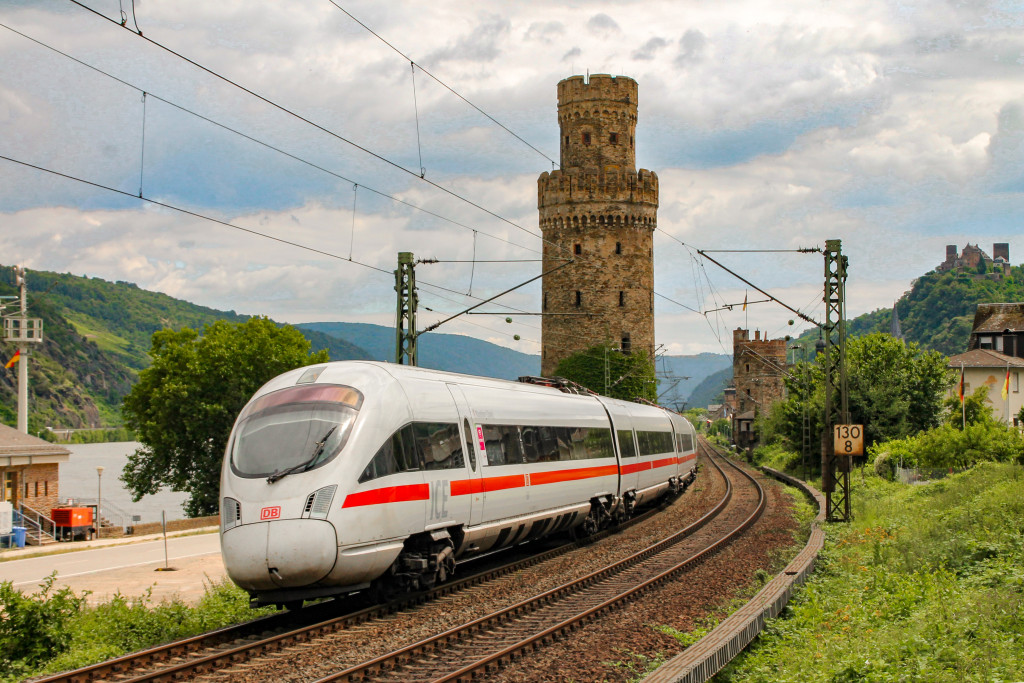 Ein ICE der Baureihe 411 verlässt Oberwesel auf der linken Rheinstrecke, aufgenommen am 17.07.2016.