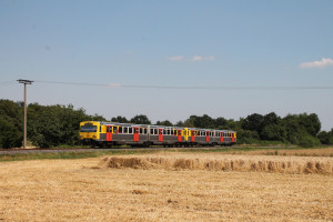 Zwei VT2E der HLB zwischen den Kornfelder bei Münster auf der Frankfurt-Königsteiner-Eisenbahn, aufgenommen am 20.07.2016.