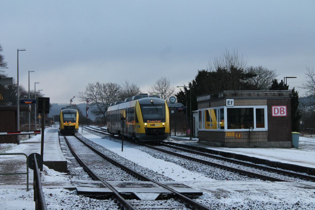 Im Bahnhof Ehringshausen, auf der Vogelsbergbahn, kreuzen am 27.01.2015 zwei LINT der HLB.