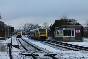 Im Bahnhof Ehringshausen, auf der Vogelsbergbahn, kreuzen am 27.01.2015 zwei LINT der HLB.